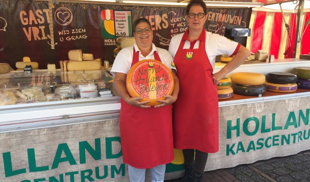 Monique en Jeanett staan iedere vrijdag in Bunnik op de markt