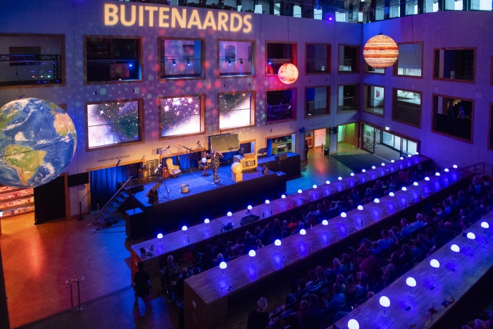 Een volle zaal bij Buitenaards