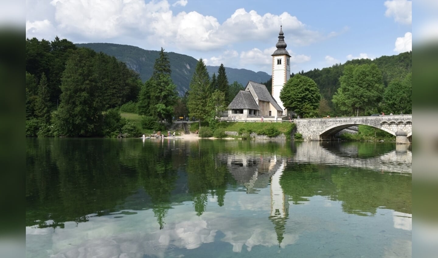 Een kerkje bij het meer van Bohinj in Slovenie. Prachtige natuur en een mooie wandelstreek.