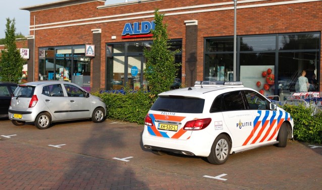 Politie bij de Aldi vlak na de overval op 1 juni.
