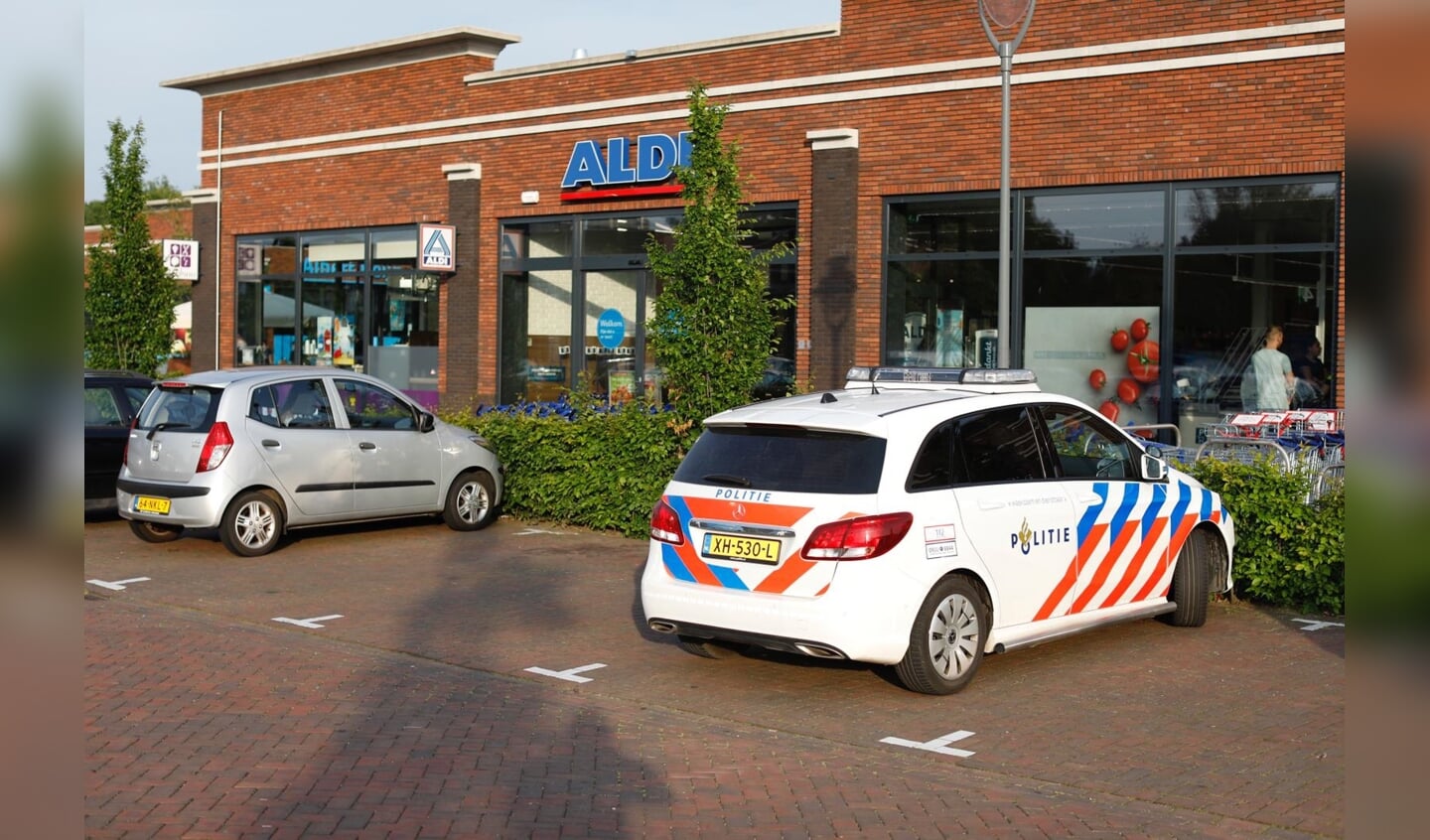 Politie bij de Aldi vlak na de overval op 1 juni.