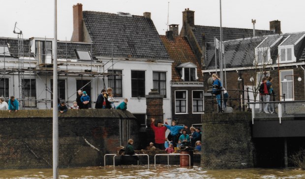 Situatie met hoog water in 1988, toen er nog alleen met schotbalken werd gewerkt