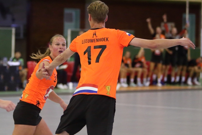 Barbara Brouwer viert een doelpunt met teamgenoot Leeuwenhoek