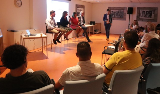 Een panel beantwoordt vragen uit de zaal
