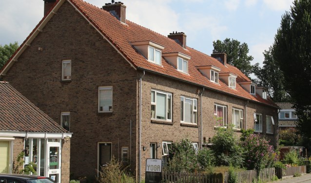 Een van de rijtjes woningen in de Kuyperlaan die verduurzaamd gaan worden.