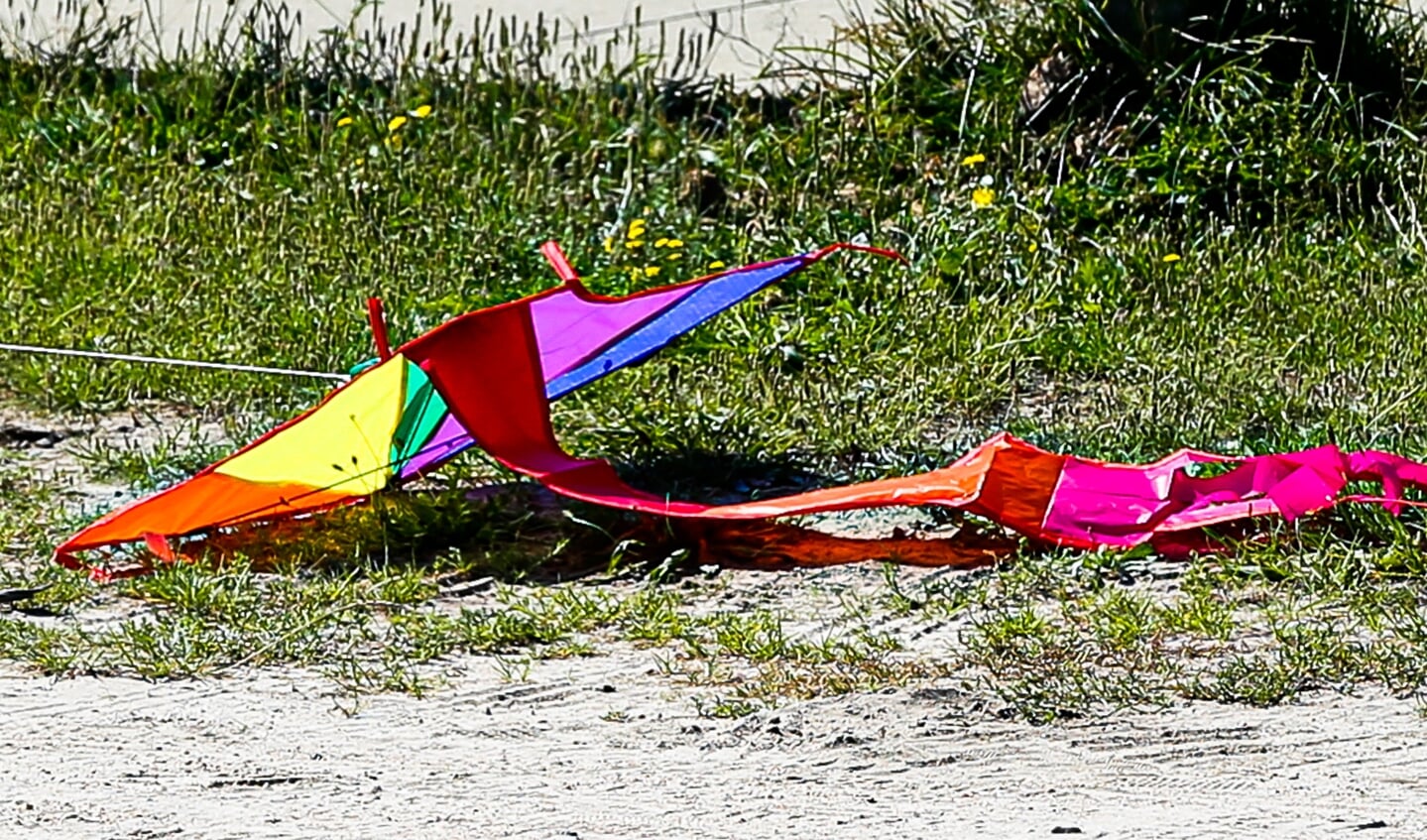 Mede door de zwakke wind viel het niet altijd mee de vlieger in het luchtruim te houden.