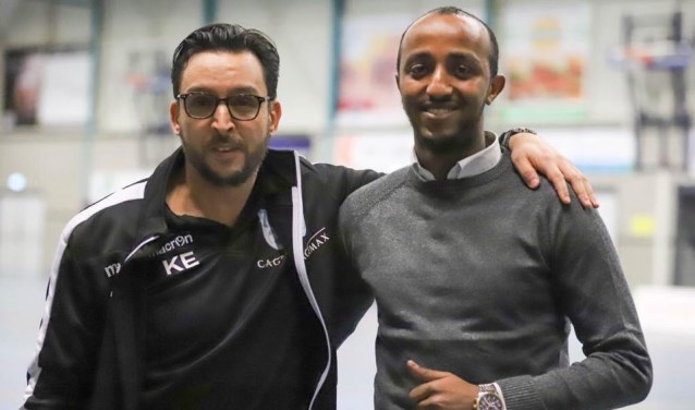 Adnan Abdi, rechts naast hoofdtrainer van ZVG/Cagemax heren Khalid Elbaz, coacht de vrouwen van ZVG én de dames van GJS.