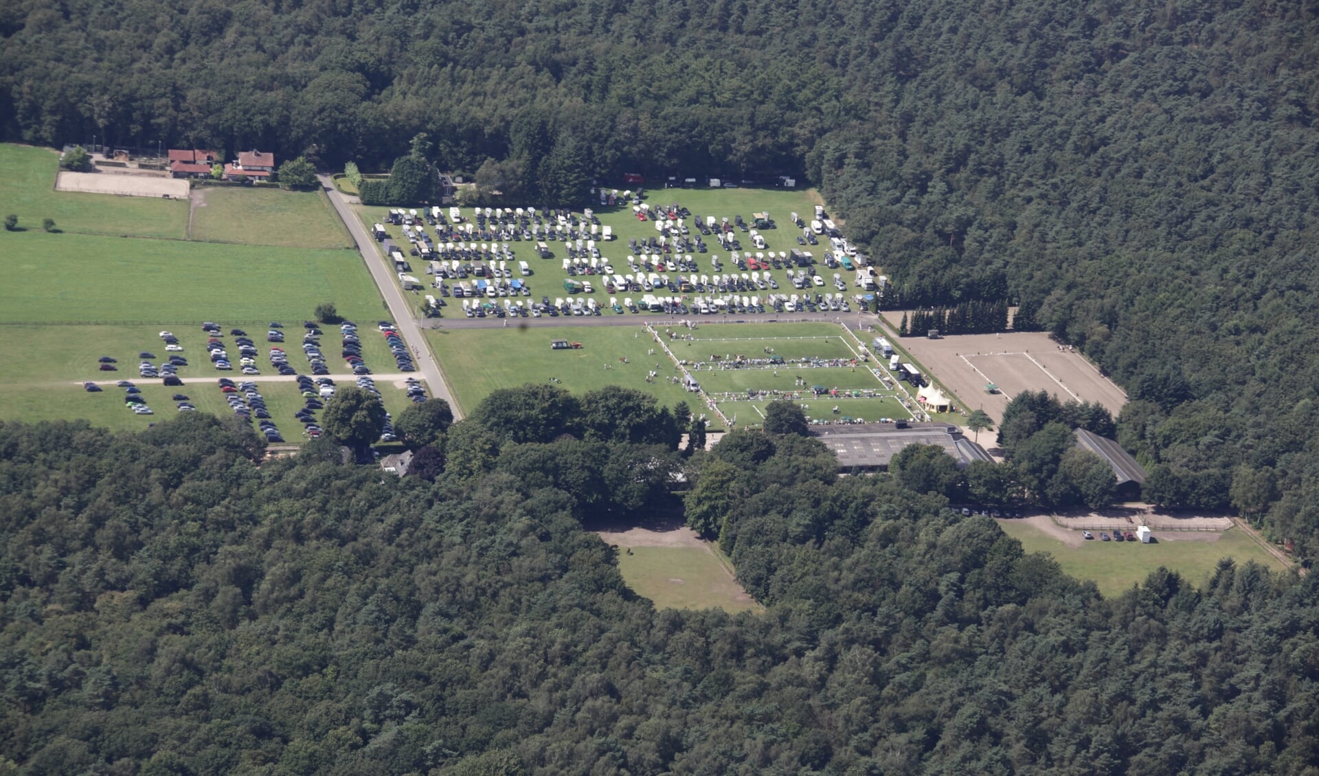 Het terrein van Paardensportcentrum Gert van den Hoorn waar komende zaterdag de Nationale Merriekeuring plaatsvindt.