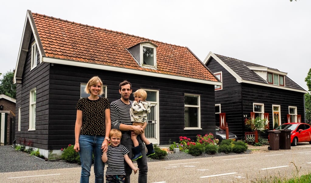 Annelies en Lucas poseren met hun twee zoontjes Olivier en Jens voor hun houten huis aan de Koningslaan.