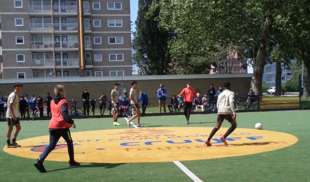 Ondanks het stormachtige weer werd er afgelopen zaterdag fanatiek gevoetbald door de jeugd tijdens het sportevenement Ballin' 19 op het Cruyff Court in Parkwijk.