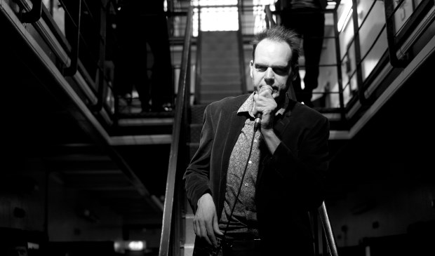 Vincent Bijlo voert met zangeres Leoni Jansen en de Konrad Koselleck Bigband 'Stad in Oorlog' op.