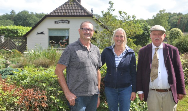 Herman van Hunen (nazaat oudste familie), Viathou Peletier en Henri Peers. ,,Dit is het mooiste plekje van Hoenderloo."