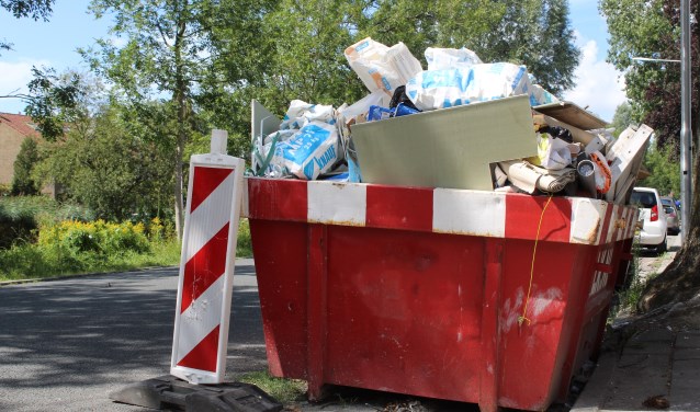 Een niet afgedekte bouwcontainer.