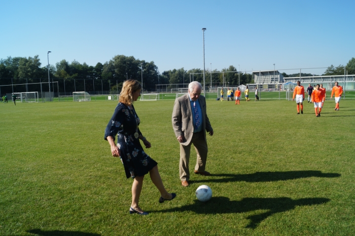 Burgemeester mw. Langenacker en Harrie Verstegen nemen samen de aftrpa voor het toernooi
