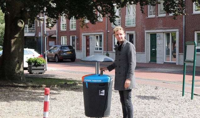 Wethouder duurzaamheid, Axel Boomgaars, gooit zijn oude krantje weg.
