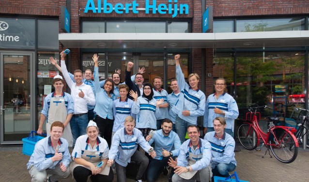 Het team van Albert Heijn Westwijk voor de supermarkt.