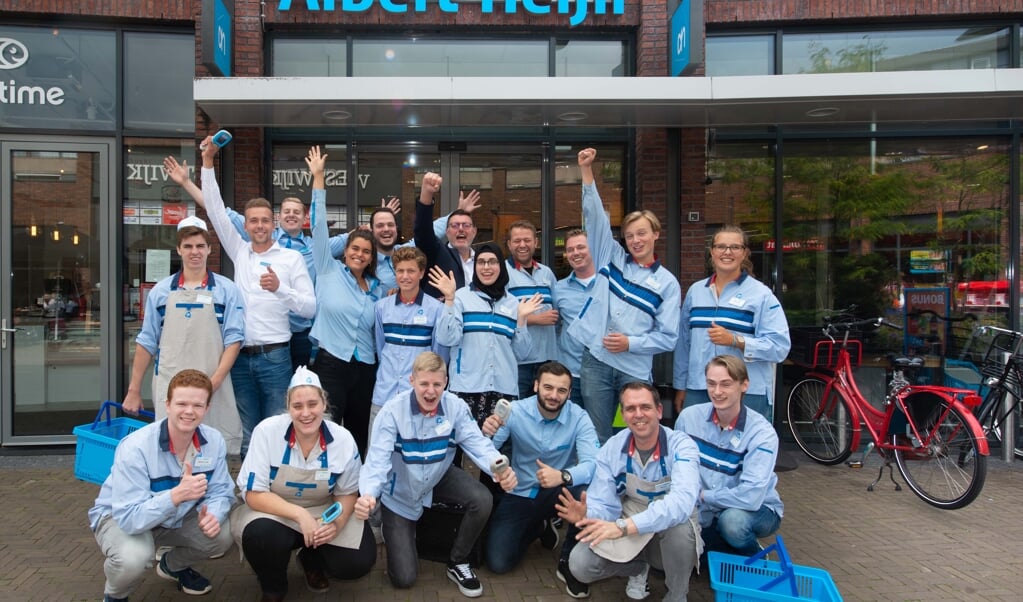 Het team van Albert Heijn Westwijk voor de supermarkt.