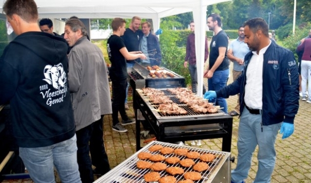 Asielzoekers en studenten zorgden samen voor een gezellige barbecue (foto Jan Boer)