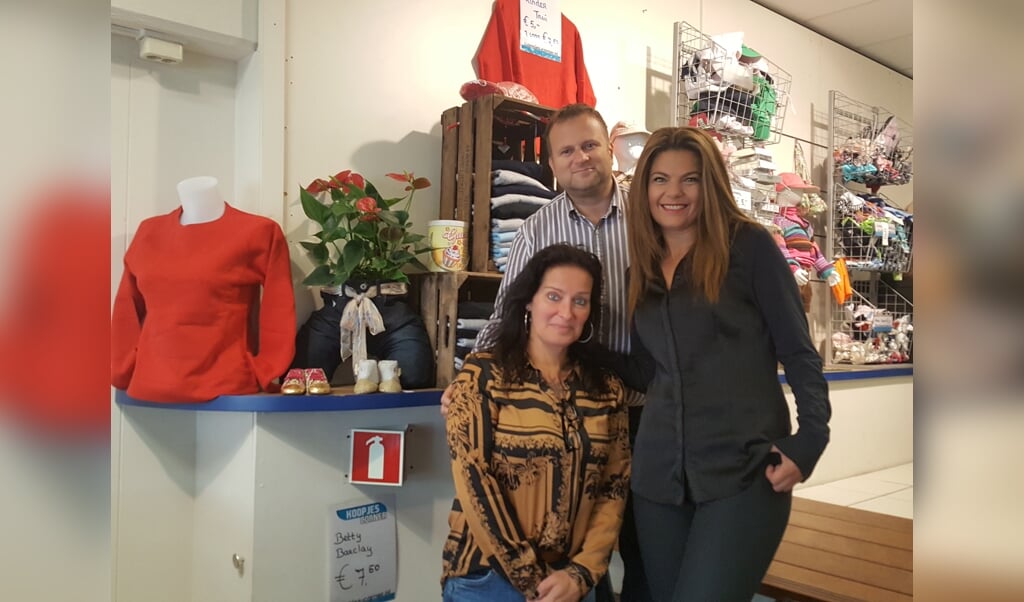 Verkoopster Linda Bon (links), winkelmanager Lela Avaliani en eigenaar Edwin Presser bieden merkkleding aan tegen een spotprijs.