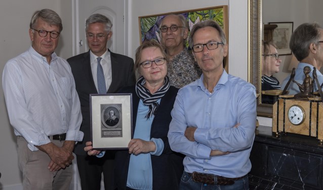 Het bestuur van Stichting Adriaan Pauw met notaris E. Huisman
