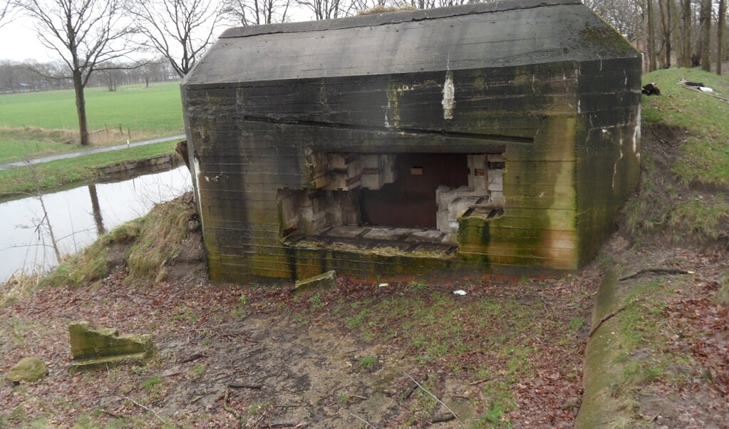 Bunker R703 in liniedijk