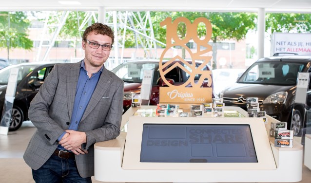 Wouter Buurman met de miniatuurauto's die het bedrijf in de Heideweek weggeeft.