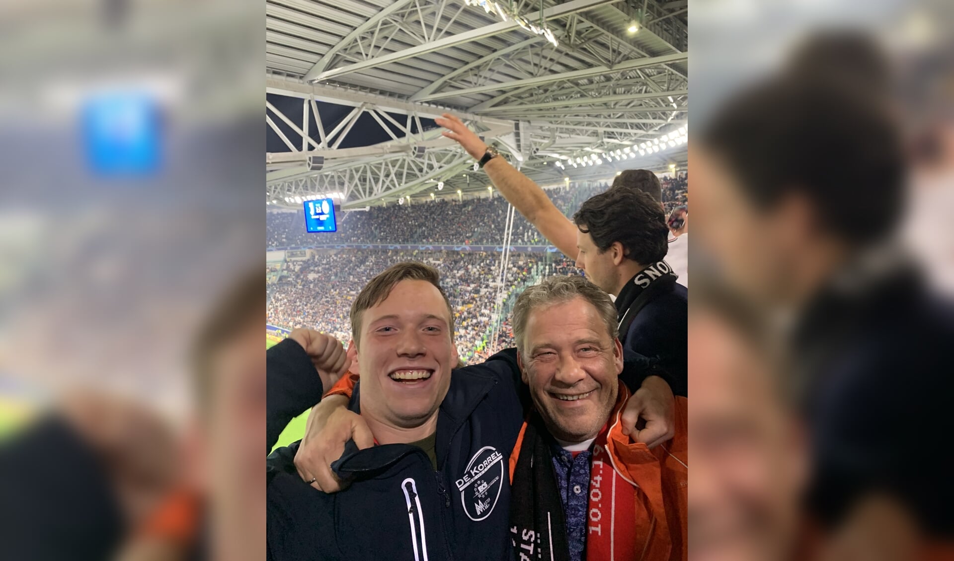 Foto 1Vader John en zoon Bjorn Dokter in het Allianz Stadium in Turijn voor de wedstrijd Juventus - Ajax. ,,We hebben al veel mooie reizen mogen maken.''