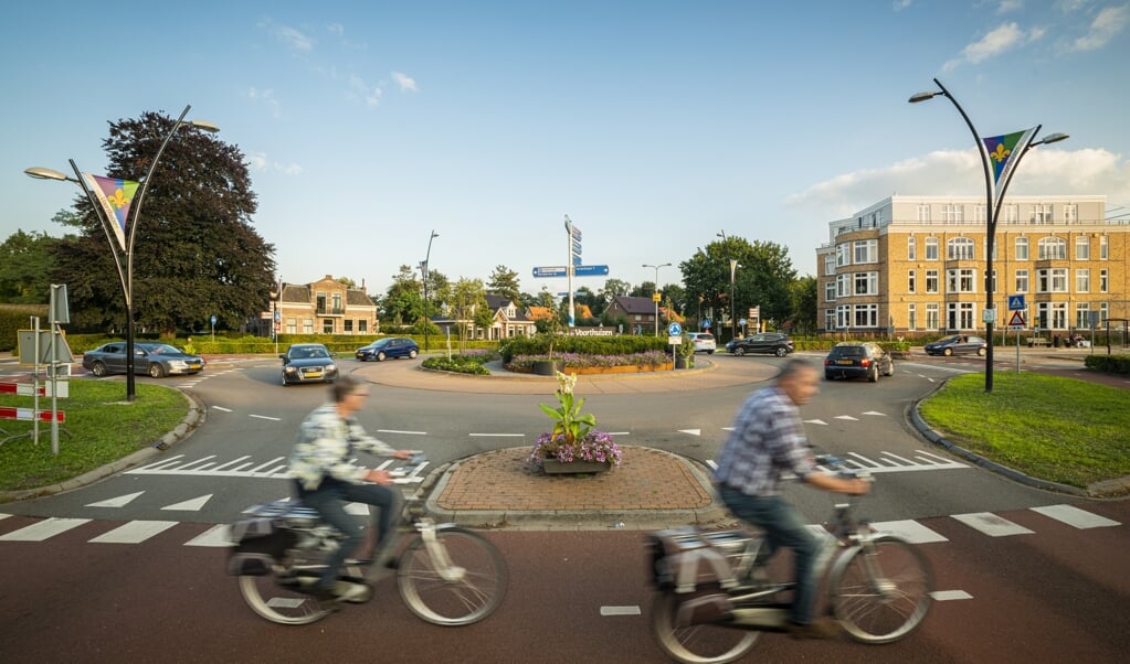 Fietsers kunnen rotonde De Punt in Voorthuizen langs twee richtingen blijven passeren, stelt het Barneveldse college van b. en w. voor.