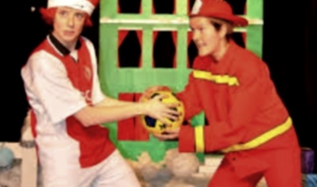 Floortje ontmoet onder meer een voetballer.
