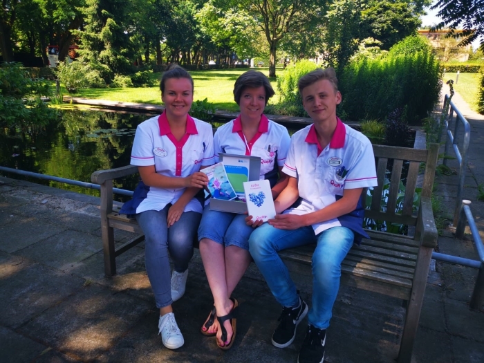 Wijkverpleegkundige Marloes, Melissa en Stan laten de waakdoos zien.