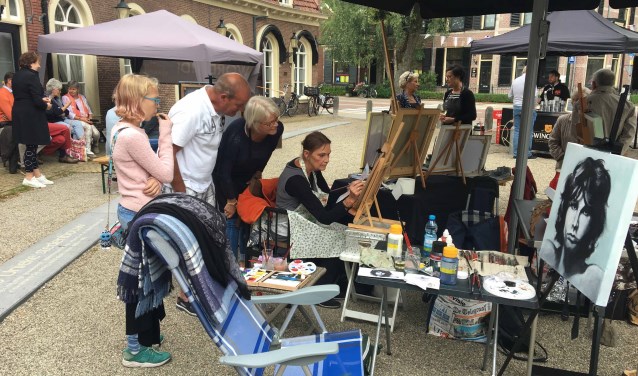 Schilders in de open lucht op de Place de l'Eclise in Driebergen-Rijsenburg