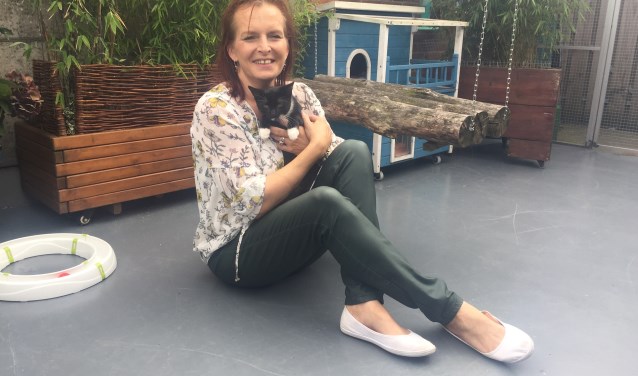 Marya Dekker met een van de katjes die bij haar mag wonen.