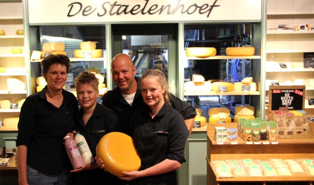 Trudy, Jan, Toon en Roos Hilhorst hebben passie voor Kaasboerderij De Stalenhoef en de producten die ze er maken.