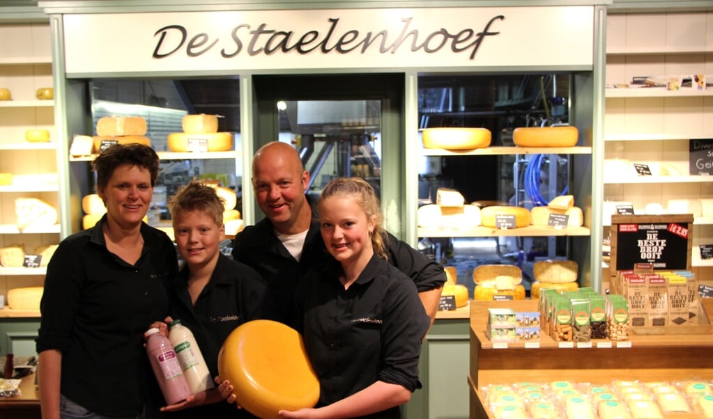 Trudy, Jan, Toon en Roos Hilhorst hebben passie voor Kaasboerderij De Stalenhoef en de producten die ze er maken.