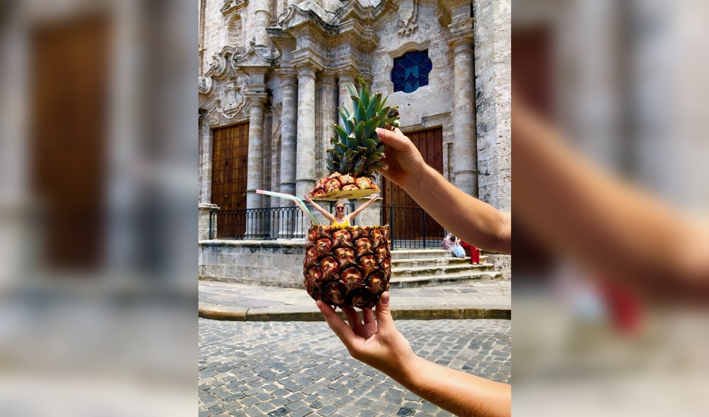 Een tropische verrassing, ingezonden door Jeannette Kroon uit Kootwijkerbroek. De foto is in juni gemaakt in Havana, Cuba. ,,Op de foto staat onze dochter die een drankje drinkt uit een ananas. Dat drankje heet dan ook een Piña Colada.''  