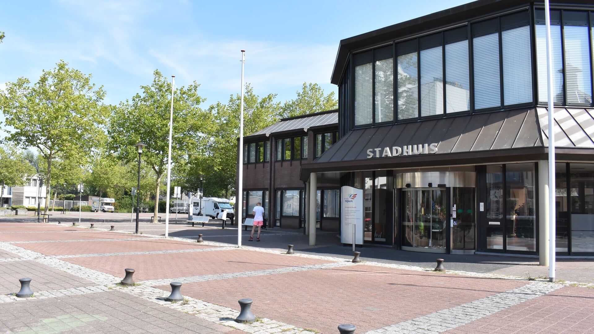 Op de plek van het oude gemeentehuis worden woningen gebouwd. 
