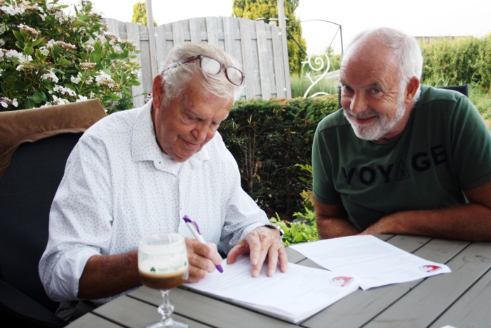 Onder goedkeurende blik van Voorzitter Wijbe Douma wordt het contract door Jan Wilschut ondertekend.