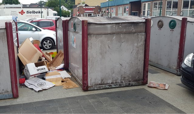 Wie zijn afval niet kwijt kan, laat het achter op het Laanplein.