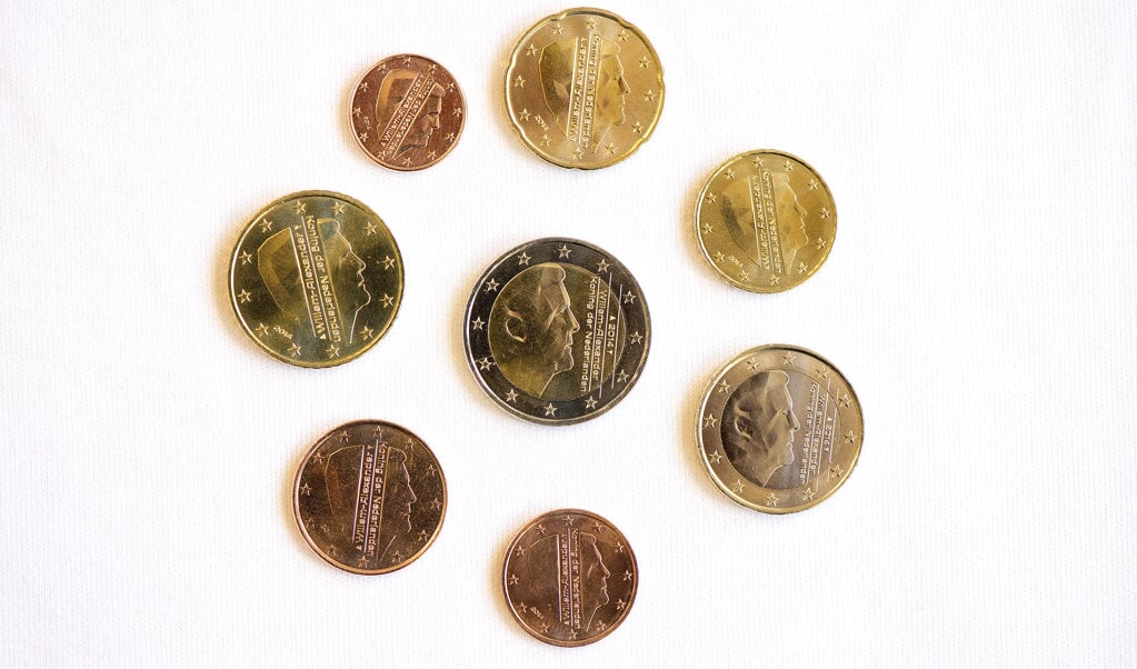 Koning Willem-Alexander slaat nieuwe Nederlandse euromunten 