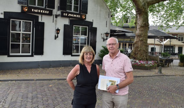 Annelies Middelkoop en Rinus van den Heijkant voor het gebouw