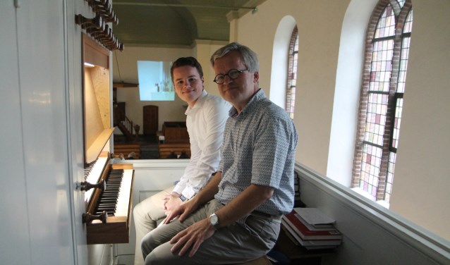 Auke en Paul Kieviet achter het orgel.
