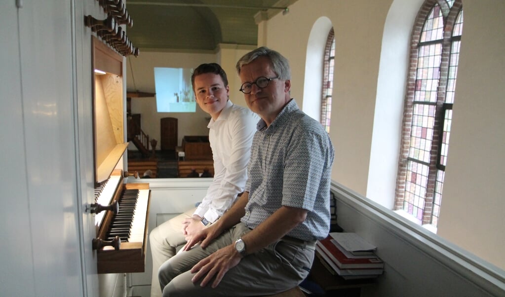 Auke en Paul Kieviet achter het orgel.