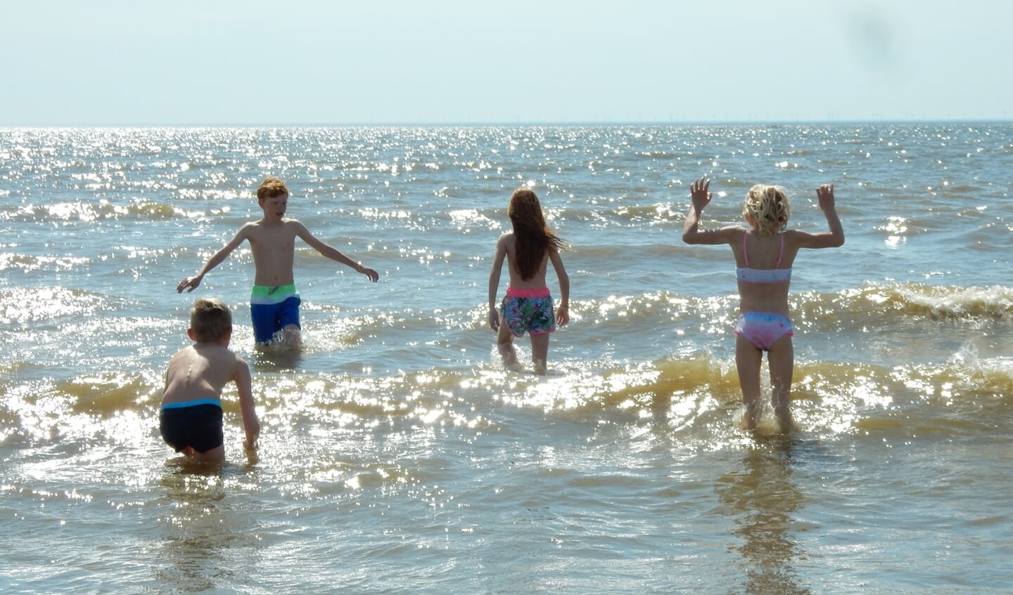 De kleinkinderen van Joly van der Steldt - Zev, Nova, Jesse en Isabelle - spelen bij IJmuiden in zee.