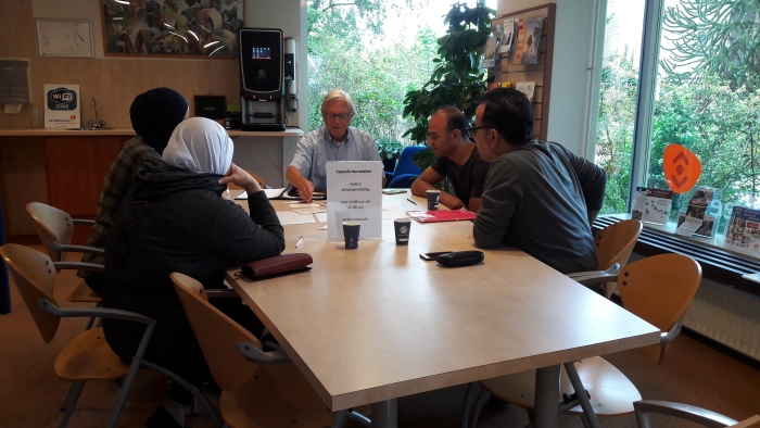 Bezoekers en vrijwilliger Taalcafé Hoevelaken