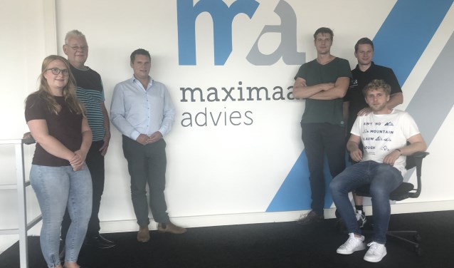 Een deel van het team van Maximaal Advies met Martijn Burger (derde van links) en John van den Hoek (tweede van rechts).