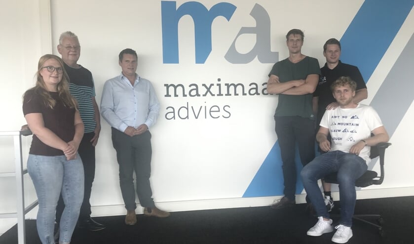 Een deel van het team van Maximaal Advies met Martijn Burger (derde van links) en John van den Hoek (tweede van rechts).
