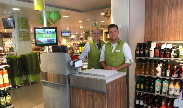 De nieuwe slijterij met twee van de (gediplomeerde) personeelsleden.
