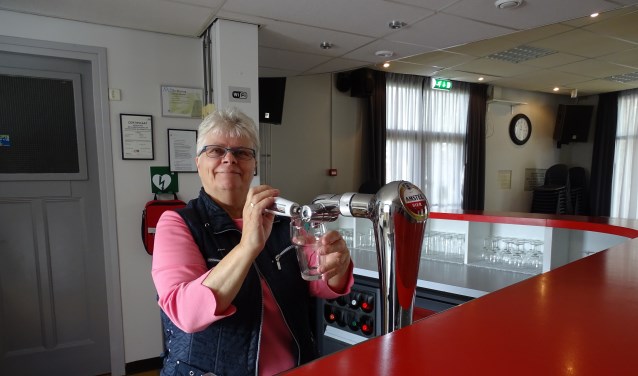 Tinie Elshout, een vertrouwd gezicht achter de bar van Het Praathuis.