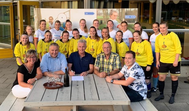 Aan tafel: Wendie Merkus (SVO Krommerijnstreek) Vincent de Wit (SV Odijk) Hans de Ligt (SVO Krommerijnstreek) Andre Westerhout (Bunnik’73) Kees Vermeulen (SV Odijk). Met daarachter vrouwen van SV Odijk (MB1 lichting 2007) en van SVO Krommerijnstreek