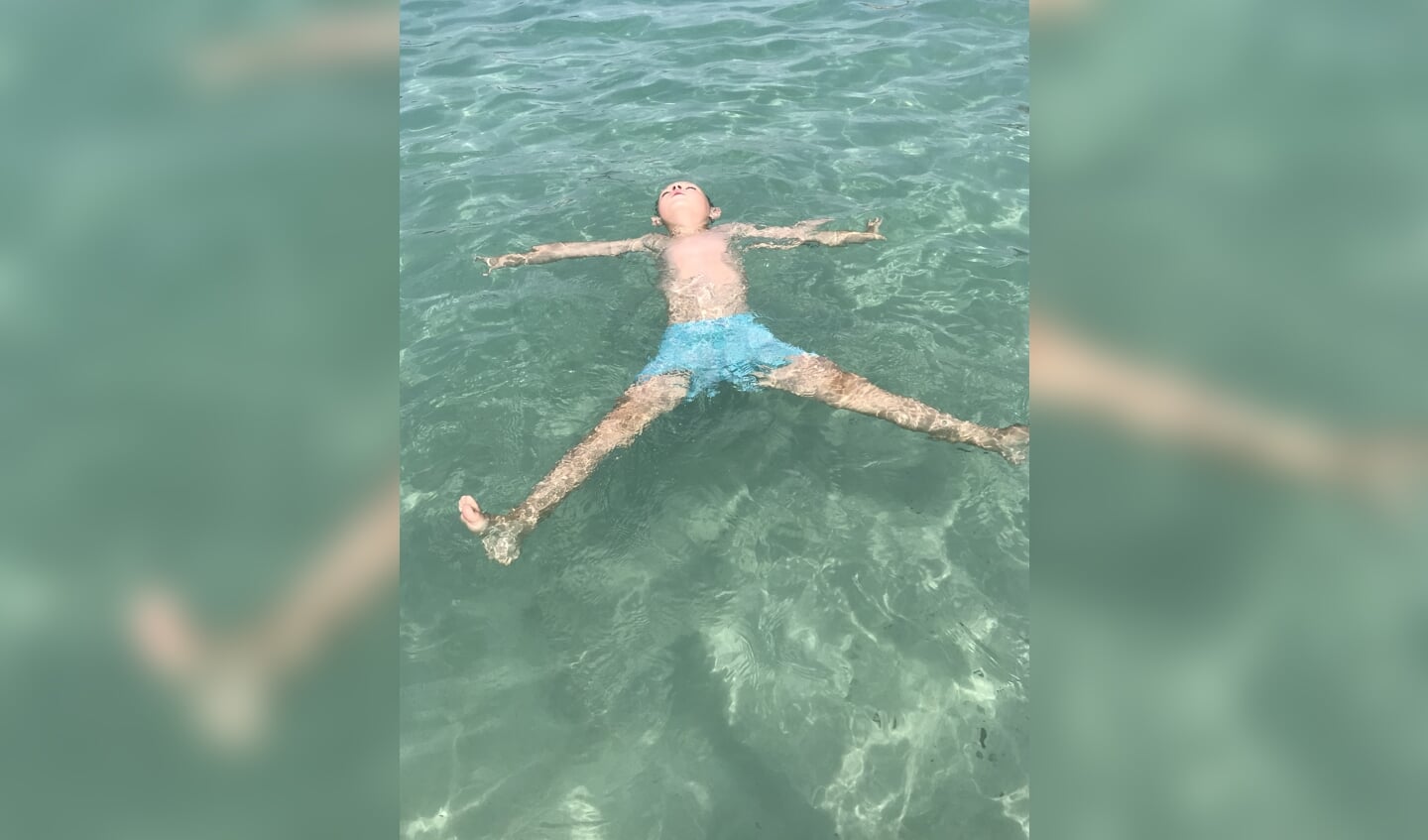 Mats van Zomeren is hier extreem aan het chillen in het water bij het strand van Ibiza.